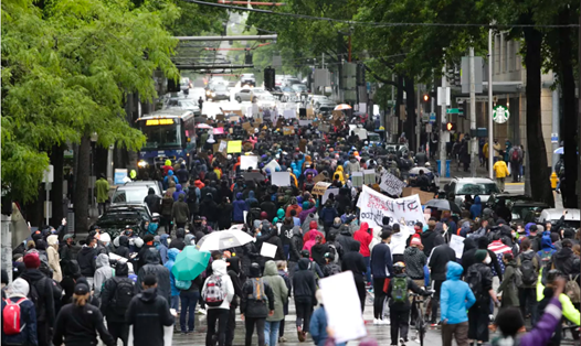 Đám đông người biểu tình trên đường phố tại thành phố Seattle, tiểu bang Washington, Mỹ. Ảnh: AFP