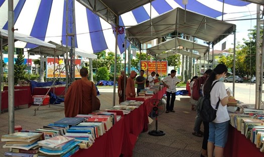 Độc giả tại Hội chợ sách xuyên Việt 2020 “Viet Nam book fair tour”. Ảnh: Phúc Đạt.