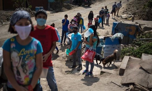Người dân đứng chờ phát đồ ăn ở ngoại ô Lima, Peru, ngày 29.5. Ảnh: AFP