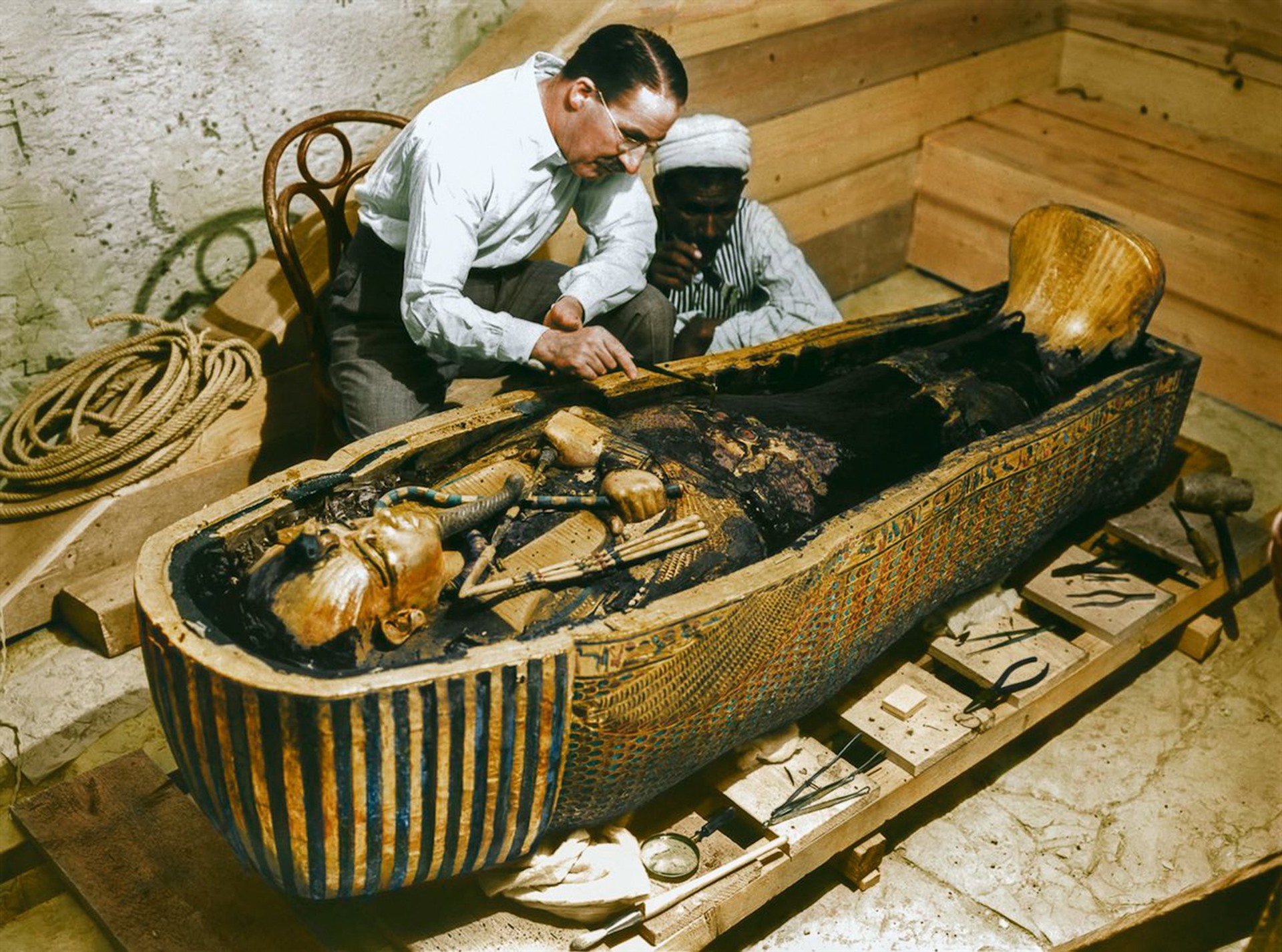 Choáng ngợp khoảnh khắc mở quan tài xác ướp Ai Cập 3.000 tuổi