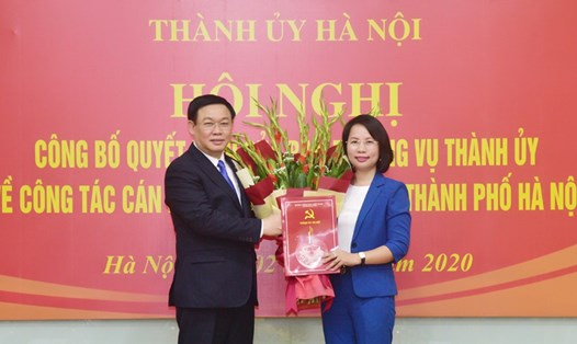 Bí thư Thành ủy Vương Đình Huệ trao quyết định cho bà Bùi Huyền Mai. Ảnh: VGP.