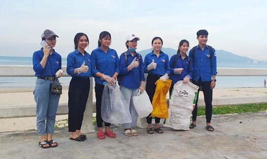 Sinh viên trường Cao đẳng Kinh tế Đà Nẵng tham gia làm sạch biển. Ảnh: BQL