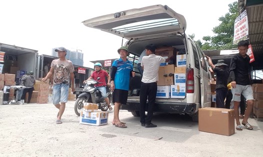 Bãi xe gửi hàng 310 Nguyễn Xiển (Hà Nội) là nơi tập kết hàng hóa để các nhà xe nhận và vận chuyển hàng đi các tỉnh.
 Ảnh: Phạm Đông - Tùng Giang