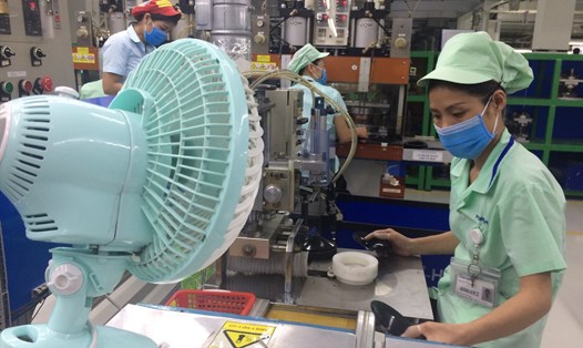 Người lao động tại Công ty TNHH Foster Bắc Ninh (tỉnh Bắc Ninh) được trang bị quạt để thoáng khí, giảm nhiệt. Ảnh: Bảo Hân