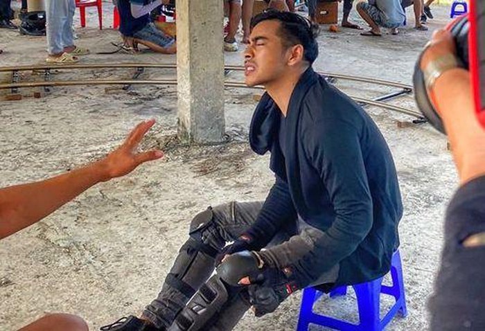 Nam diễn viên đau đớn khi dính phải chấn thương. Ảnh: NVCC