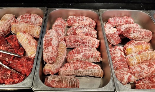 Giá thịt lợn đã bắt đầu giảm tại các chợ dân sinh và siêu thị. Ảnh: Khánh Vũ