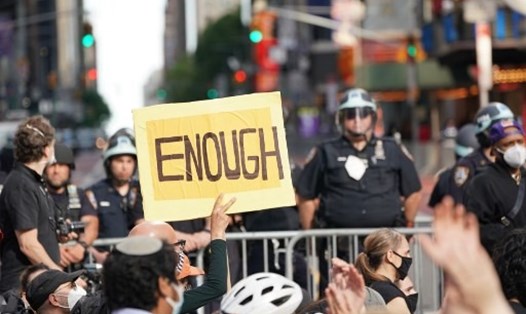 Người biểu tình ngồi ở gần Quảng trường Thời đại  tại New York, Mỹ, sau cái chết của George Floyd. Ảnh: AFP.