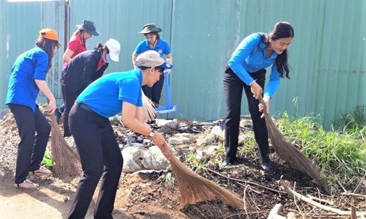 Cán bộ LĐLĐ Quận Tân Phú cùng CNLĐ dọn dẹp rác trong “Ngày hội công nhân Tân Phú với môi trường xanh”. Ảnh Đức Long
