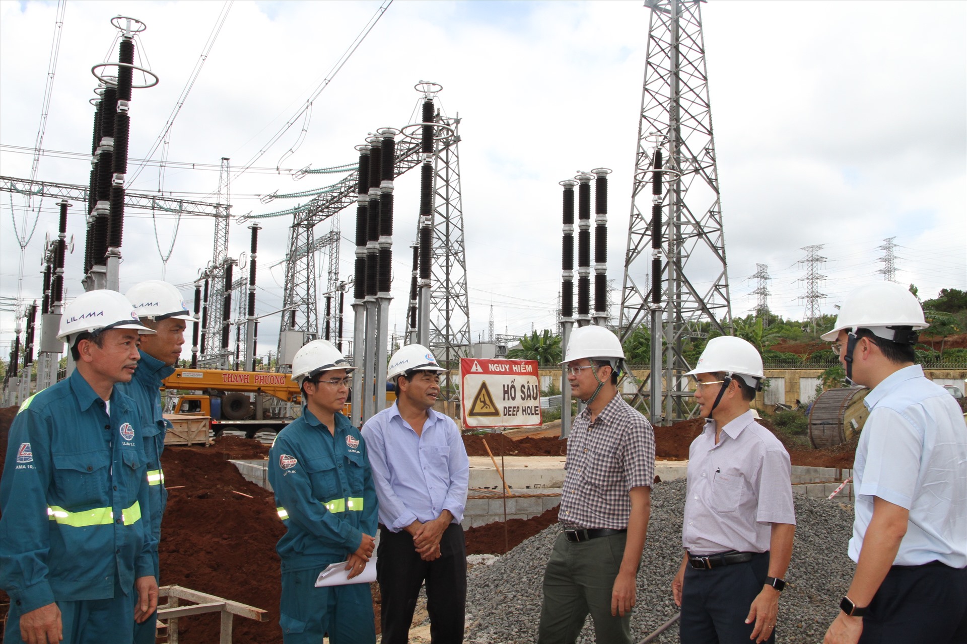 Ông Lương Bá Thanh – Phó Chủ tịch Công đoàn Điện lực Việt Nam (thứ ba từ phải sang) động viên NLĐ trên công trường. Ảnh: Trịnh Văn Hải