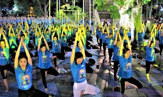 Những ''Ngày Quốc tế Yoga" tổ chức trước đây ở Hà Nội đều có quy mô lớn, nhưng hoạt động ở năm 2020 này chỉ ở quy mô nhỏ, với một số chương trình trực tuyến. Ảnh: L.Q.V