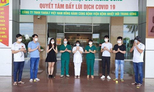 6 bệnh nhân mắc COVID-19 được công bố khỏi bệnh sáng 8.6 tại Bệnh viện Bệnh Nhiệt đới Trung ương. Ảnh: Đặng Thanh.