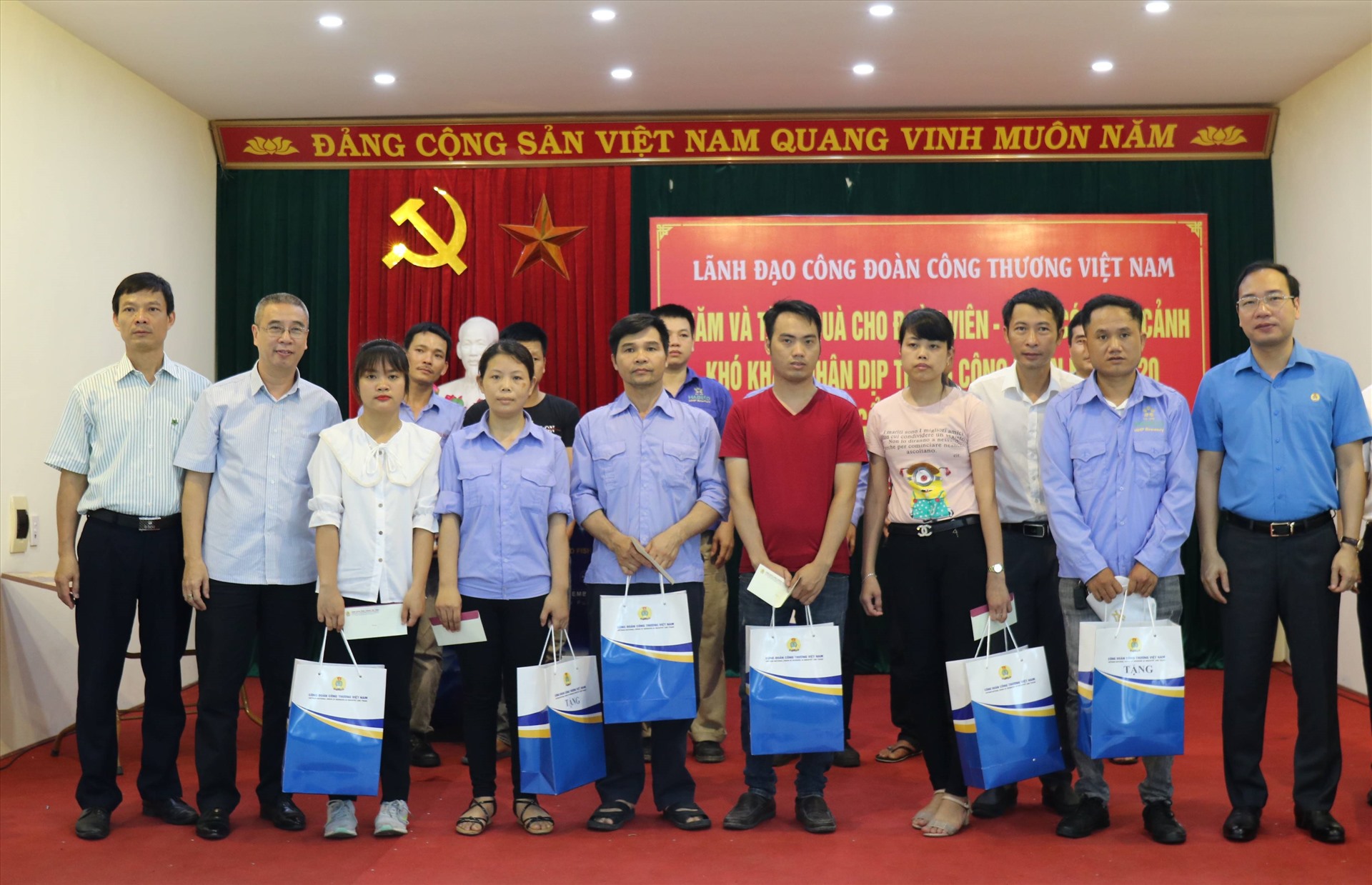 Đồng chí Trần Quang Huy - Uỷ viên Đoàn Chủ tịch Tổng LĐLĐVN, Chủ tịch Công đoàn Công thương Việt Nam (ngoài cùng bên phải) tặng quà công nhân lao động có hoàn cảnh khó khăn. Ảnh: Thuỳ Linh