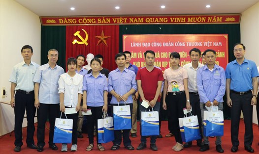 Đồng chí Trần Quang Huy - Uỷ viên Đoàn Chủ tịch Tổng LĐLĐVN, Chủ tịch Công đoàn Công thương Việt Nam (ngoài cùng bên phải) tặng quà công nhân lao động có hoàn cảnh khó khăn. Ảnh: Thuỳ Linh