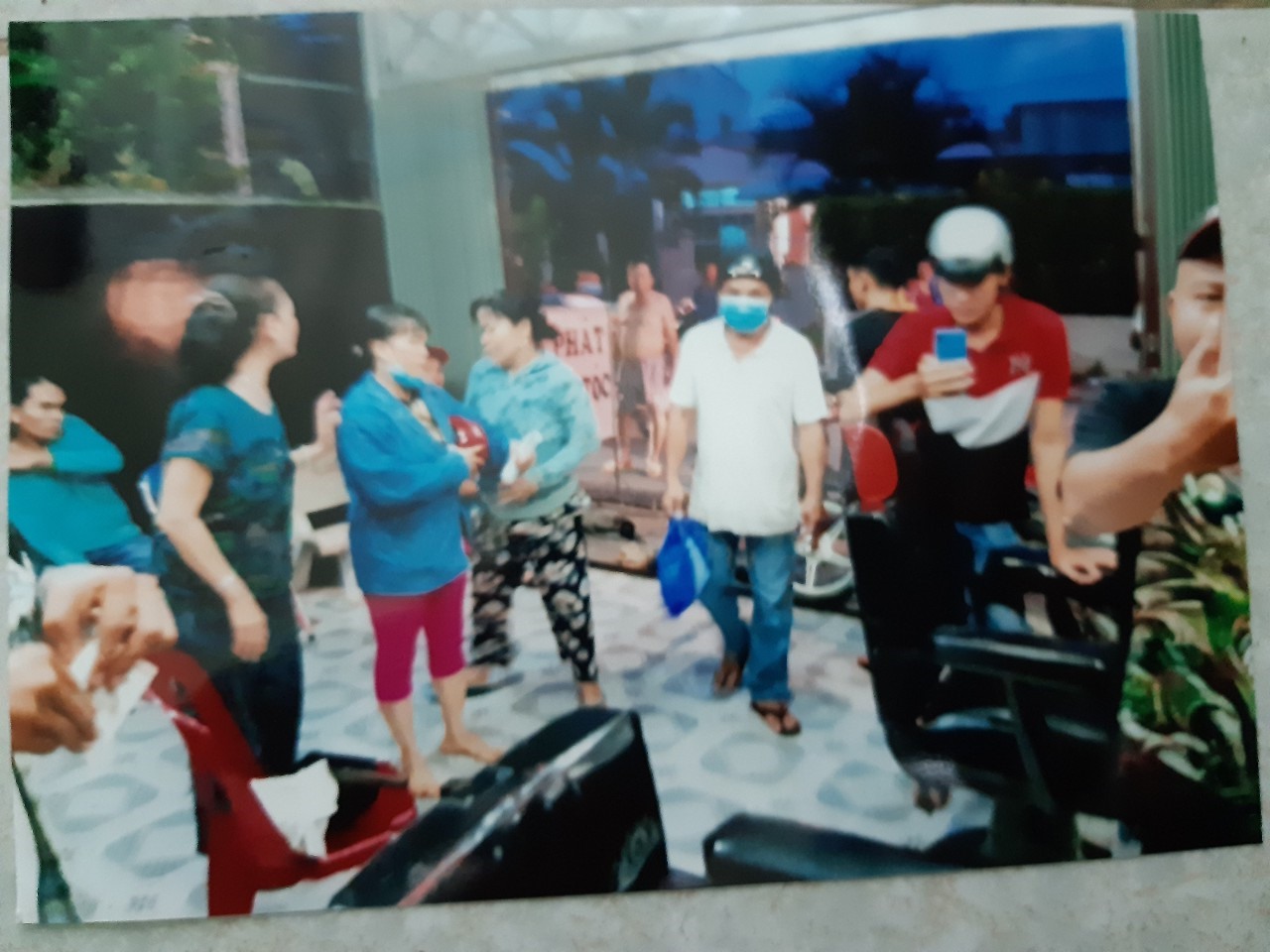 Hiện trường tiệm hớt tóc Phát lúc xảy ra vụ việc. Ảnh: CTV.