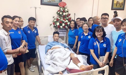 Các CĐV của CLB Than Quảng Ninh đến bệnh viện thăm và động viên Hải Huy. Ảnh: TQN FC