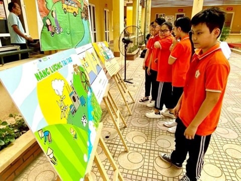 Học sinh tìm hiểu về các giải pháp tiết kiệm năng lượng. Ảnh Đăng Chung. Học sinh tìm hiểu về các giải pháp tiết kiệm năng lượng. Ảnh Đăng Chung.