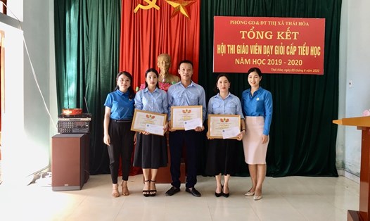 LĐLĐ thị xã Thái Hòa trao giấy khen và tiền thưởng cho các đoàn viên đạt thành tích xuất sắc tại hội thi "Giáo viên làm TPT Đội giỏi". Ảnh: Thùy Linh