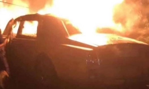Siêu xe Rolls Royce Phantom bốc cháy sau khi đâm vào tường nhà dân ở Móng Cái. Ảnh: CTV