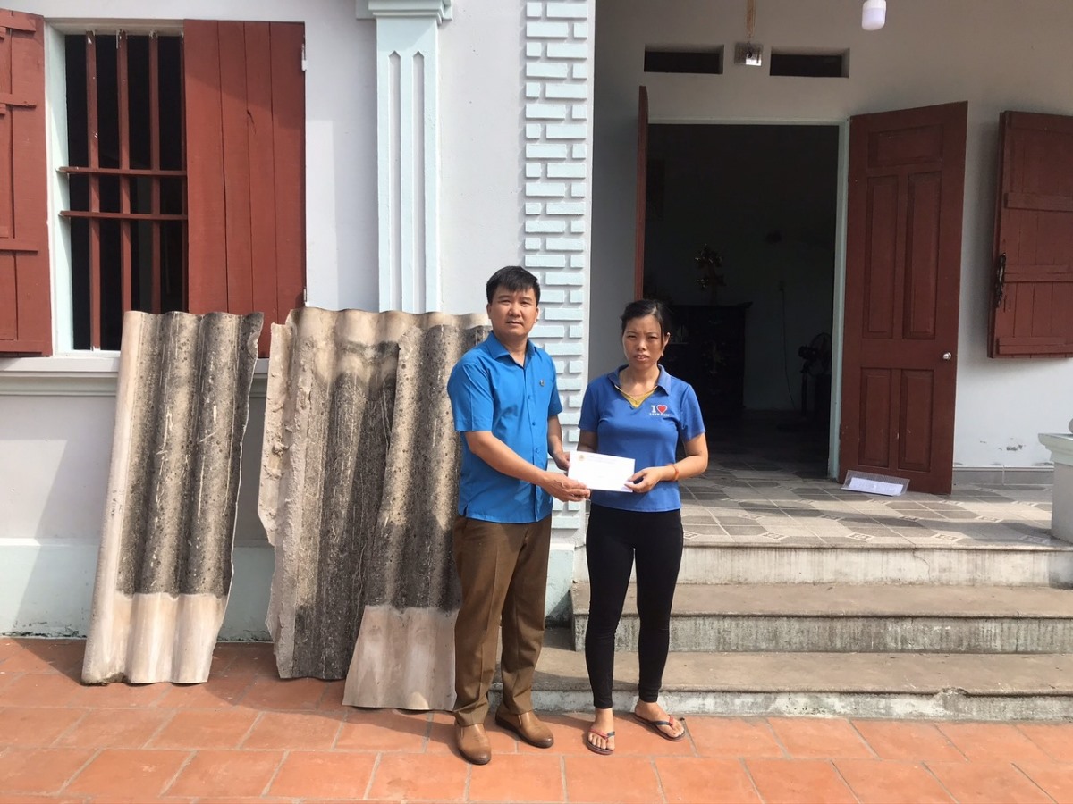 Đồng chí Nguyễn Thanh Phương, Chủ tịch LĐLĐ huyện trao quà đoàn viên công đoàn bị thiệt hại do lốc xoáy. Ảnh: Tân Yên.