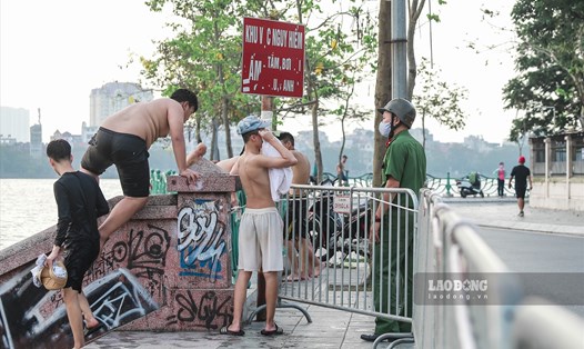 Hà Nội nắng nóng, người dân "xé rào" xuống hồ Tây tắm giải nhiệt. Ảnh: Sơn Tùng