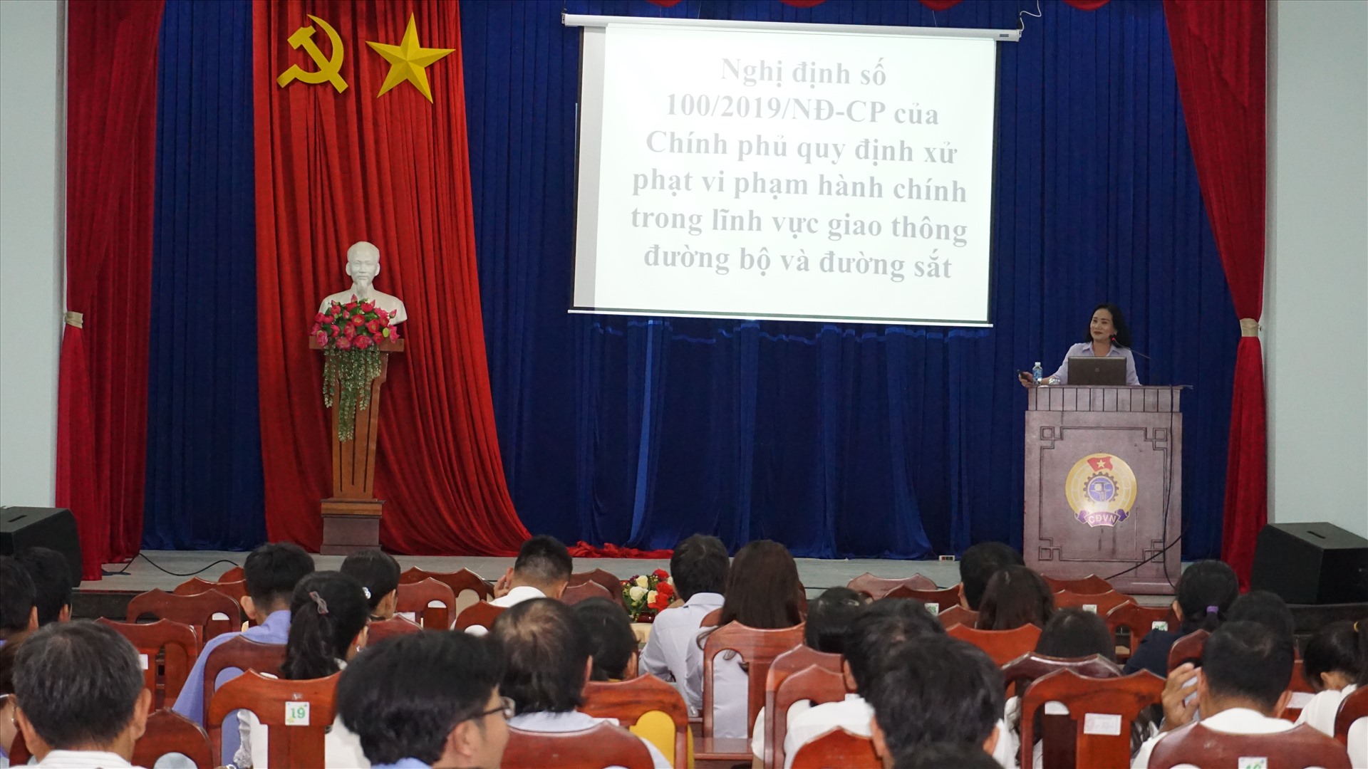 Đồng chí Nguyễn Thị Kim Hương – Trưởng Phòng phổ biến, giáo dục pháp luật Sở Tư pháp triển khai nội dung một số thay đổi trong Nghị định số 100/2019/NĐ-CP của Chính phủ.