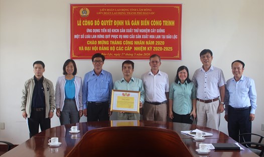 LĐLĐ tỉnh Lâm Đồng trao Bằng công nhận công trình sản phẩm mới.