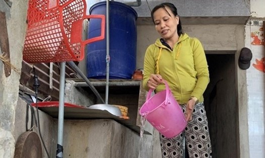 Thiếu nước sạch bà Lâm Thị Kim Khanh (người dân thôn Trà Sơn) phải đi mua nước về tích trữ. Ảnh: Chí Thiện