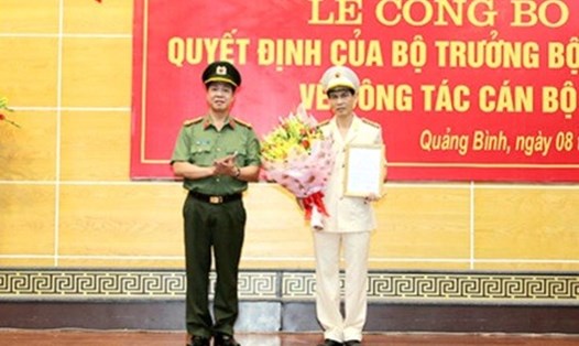 Đại tá Phan Đăng Tĩnh nhận quyết định bổ nhiệm. Ảnh: LPL