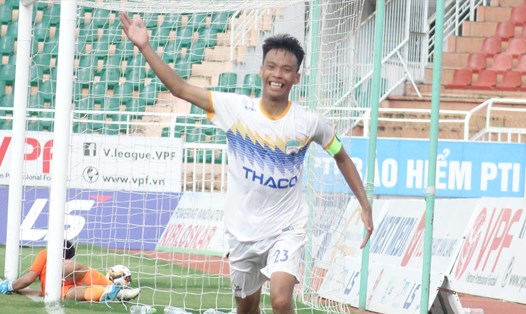 Cao Hoàng Tú ghi bàn ấn định chiến thắng 2-1 cho U19 HAGL II trước U19 TP.HCM chiều 8.5. Ảnh: Nguyễn Đăng.