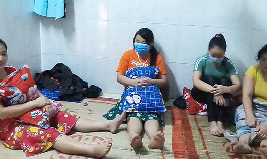 Nhóm công nhân bị mất việc làm ở một nhà trọ tại thị xã Tân Uyên, tỉnh Bình Dương. Ảnh: Đình Trọng