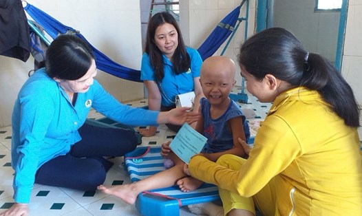 Các cấp Công đoàn Ninh Thuận dành nhiều chương trình thăm hỏi, tặng quà các gia đình công nhân khó khăn trong Tháng Công nhân. Ảnh: H.Vân