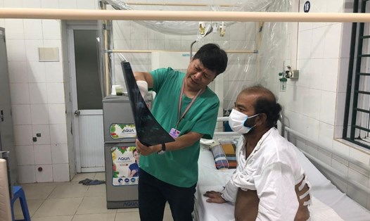 Bác sĩ khám cho bệnh nhân người Srilanka. Ảnh: BVCC