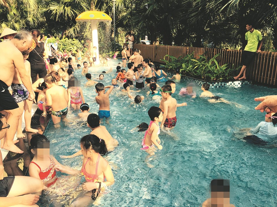 Trước và sau khi xuống bể bơi cần vệ sinh cơ thể sạch sẽ. Ảnh: Hà Lê Trước và sau khi xuống bể bơi cần vệ sinh cơ thể sạch sẽ. Ảnh: Hà Lê