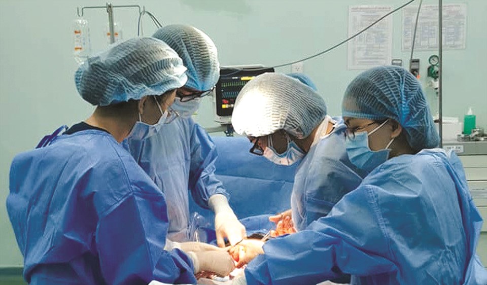 Bác sĩ phẫu thuật cứu sống thai nhi. Ảnh: Bệnh viện Hùng Vương cung cấp Bác sĩ phẫu thuật cứu sống thai nhi. Ảnh: Bệnh viện Hùng Vương cung cấp