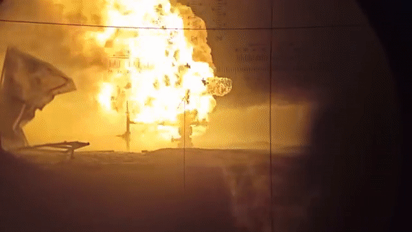 Nga dùng pháo chống tăng dập lửa giếng dầu. Nguồn: Bộ Quốc phòng Nga