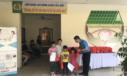 Tặng quà, khám sức khỏe miễn phí cho gần 100 trẻ em có hoàn cảnh đặc biệt tại Làng trẻ em Birla Hà Nội. Ảnh: H.Nội