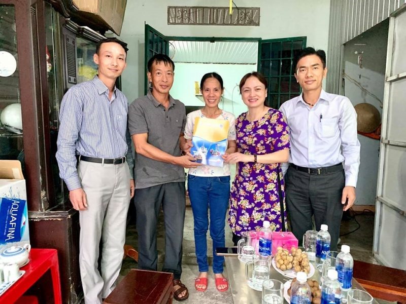 Chủ tịch Công đoàn Dầu khí Việt Nam Nghiêm Thùy Lan (thứ hai từ phải sang) trao hỗ trợ cho anh Hoàng Quốc Long. Ảnh:D.Khí