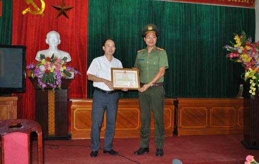 Lãnh đạo Công an tỉnh trao Bằng khen của Bộ trưởng Bộ Công an cho cơ quan Liên đoàn Lao động tỉnh. Ảnh: Đỗ Văn Toàn.