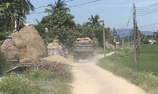 Xe chở đất cát thiếu chằng buộc gây bụi bặm và mất an toàn giao thông trên đường liên thôn xã Cát Hanh (ảnh PC-Báo Bình Định)