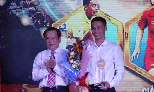 Trọng tài Ngô Duy Lân được vinh danh lại lễ trao giải Fair Play 2019. Ảnh: Nguyễn Đăng.