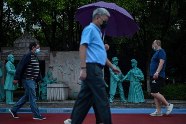 Người dân đi bộ ở công viên Hankou, Vũ Hán, ngày 25.5.2020. Ảnh: AFP