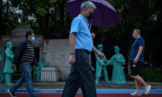 Người dân đi bộ ở công viên Hankou, Vũ Hán, ngày 25.5.2020. Ảnh: AFP