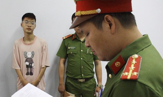 Công an Đà Nẵng khởi tố 2 thanh niên bốc đầu xe trên cầu Rồng. Ảnh: Nguyễn Hà
