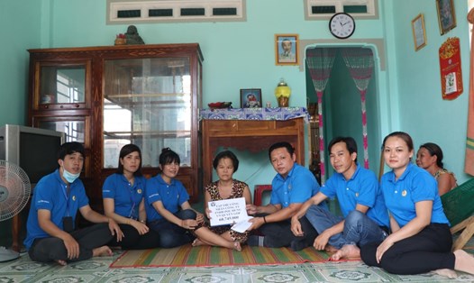 Công đoàn Công ty TNHH Pou Hung Việt Nam trao tặng số tiền ủng hộ cho chị Phượng. Ảnh LĐLĐ Tây Ninh