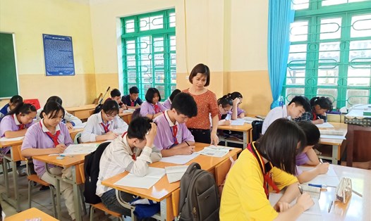 Cô Nguyễn Thị Phượng luôn cải tiến trong phương pháp giảng dạy để học sinh dễ nắm bài hơn. Ảnh: NVCC