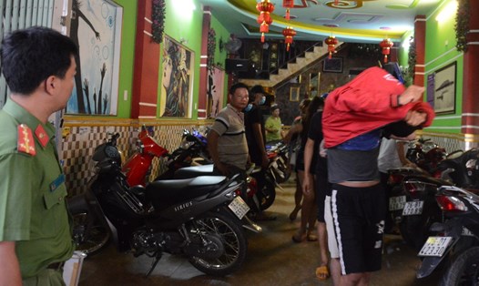 Hàng chục thanh niên sử dụng ma túy tại quán karaoke ở Quảng Ngãi. Ảnh: Trang Huyền