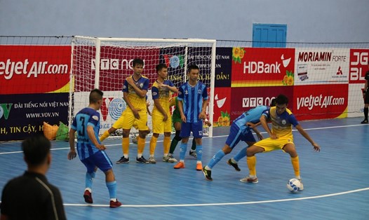 Đội futsal VietFootball tạo nên "địa chấn" khi đánh bại Sanna Khánh Hòa, qua đó lách qua khe cửa hẹp và lần đầu tiên vào VCK futsal vô địch quốc gia. Ảnh: Anh Vũ