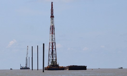 Dự án điện gió Tân Thuận đang thi công tại cửa biển Gành Hào. Ảnh Nhật Hồ