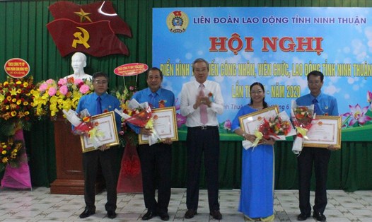 Lãnh đạo UBND tỉnh Ninh Thuận tặng bằng khen cho tập thể và cá nhân có nhiều thành tích xuất sắc trong phong trào thi đua " Lao động giỏi, lao đọng sáng tạo" giai đoạn 2016-2020. Ảnh: Hồng Vân