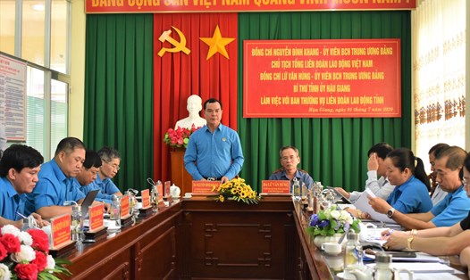 Chủ tịch Tổng LĐLĐ Việt Nam Nguyễn Đình Khang phát biểu tại buổi làm việc tại LĐLĐ tỉnh Hậu Giang. Ảnh: Thành Nhân